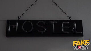 Három örömlány kényezteti egymást - Fake Hostel