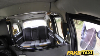 Kitetovált ribancok popó lyukba tolva - Fake Taxi
