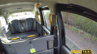 Phoenix Madina kinyalja a taxis ánuszát - Fake Taxi