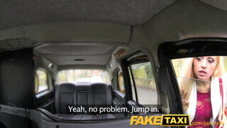 FakeTaxi - Csöcsös világos szőke popó lyukba dugva