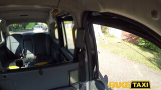 Fake Taxi - Lyen Parker kamatyol a hátsó ülésen
