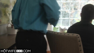 HotwifeXXX - Bunny Colby a férje előtt kufircol