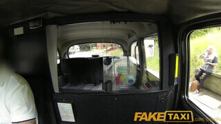 Faketaxi - szőrös pinájú milf pipi kefél egyet