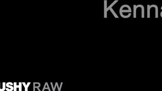 TUSHYRAW - Kenna James szűk popója megkúrelva