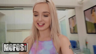 MOFOS - Lexi Lore gondosan popó lyukba kurelva