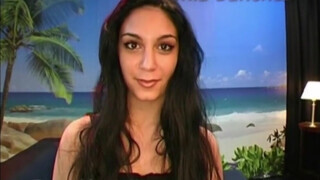 Mia Sanchez feldug egy óriási dildot