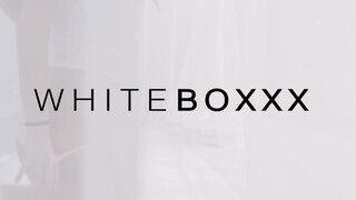 WhiteBoxxx - Naomi bevállalja a gigászi kukit
