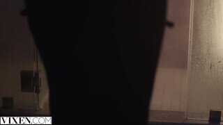 VIXEN - Allie a dögös világos szőke milf