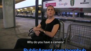 PublicAgent - vonatra váró szomorú lány