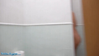 Kapuzsaru a WCben kufircolja meg a bögyös sunát