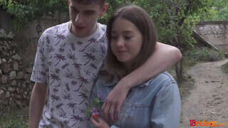 18videoz - zsenge fiatal páros kényelmesen