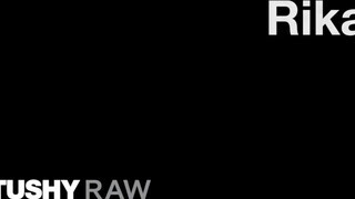 TUSHYRAW - Rika seggel lovagolja meg a termetes falloszt