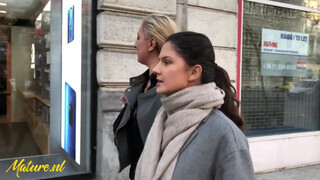 Tini csajszika nyalja a szőrös korosodó muffot