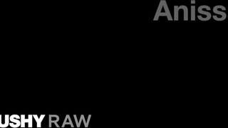 TUSHYRAW - Anissa Kate popsijába kukit tolnak