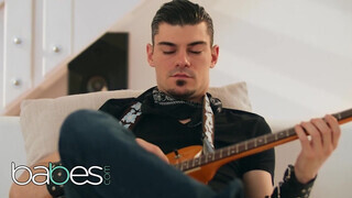 Babes - Mia Evans reszel a gitáros manussal