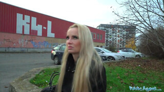 Public Agent - Victoria Pure muffjába betolja a csóka