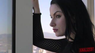 análized - Veruca James hátsójába barna dákót nyomnak be