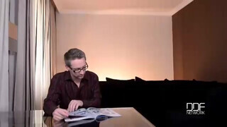 Óriás tőgyes fiatal barinő
