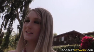 Summer Carter a cuki világos szőke csajszi