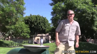 Kayla West a krapekja előtt dug