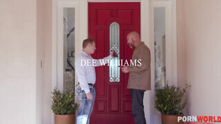 Dee Williams kettő kukacot kap