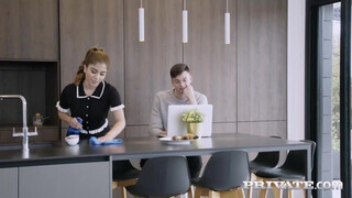 Private com - Marina Gold a óriási popós szobalány
