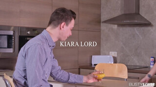Kiara Lord benyeli a rúdat