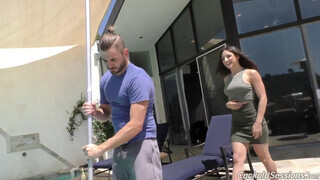 Abella Danger a pasasa előtt reszel