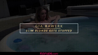 Karups - Gia Bawerk a vonzó világos szőke milf