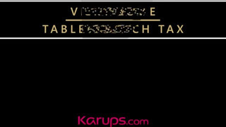 Karups - Vicky Love benyeli a hímtagot