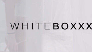 WhiteBoxxx - Sarah Kay gyöngéd kupakolása