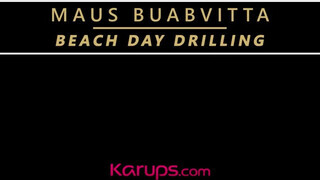 Maus Buabvitta bekúrva a tengerparton