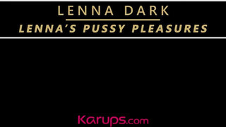 Lenna Dark egy gigantikus dildóval peckezik