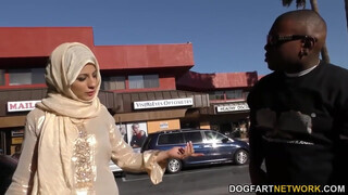 Nadia Ali a vonzó arab pipi