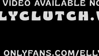 Elly Clutch telózás közben hímvesszőt szop