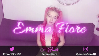 Emma Fiore óriási dildókat nyom a ánuszába