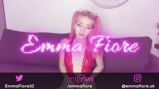 Emma Fiore orálozza a dildót