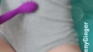 TeenyGinger szőrös vaginája izgatva