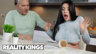 REALITY KINGS - Kira Queen a szomszéd sráccal reszel