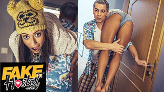 Fake Hostel Porn - Cassie Del Isla a szívdöglesztő turista csajszika