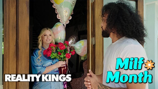 REALITY KINGS - Jenna Starr a gigantikus fenekű anyuci