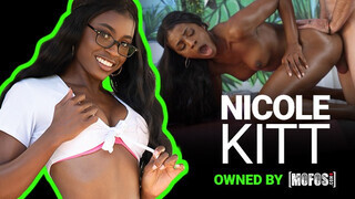Mofos - Nicole Kitt a gyönyörű óriási keblű barna lány