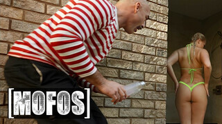 MOFOS - Harley King a izgató világos szőke fiatal pipi