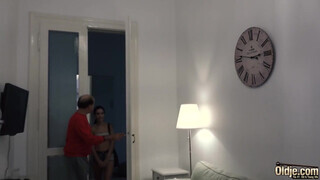 Idős férfi megdugja a szexy bigét és a lábára élvez