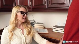 Gyönyörű 40-es Julia Robbie és a tini pali